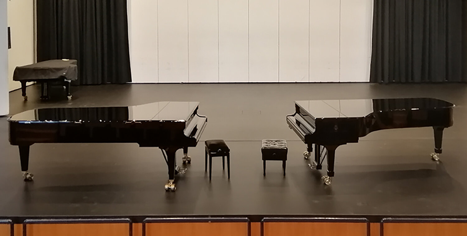 Symbol: two grand pianos in the concert hall