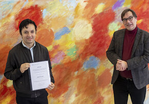 DAAD-Preisträger 2021 Ivan Garcia Garcia mit HfM-Rektor Prof. Christian Fischer